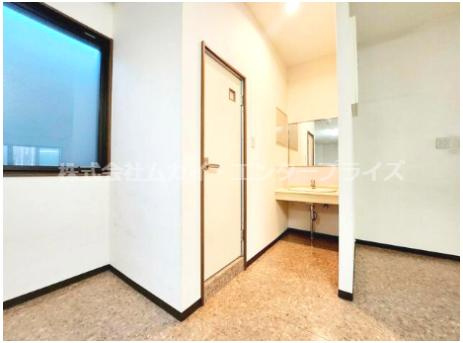 小林店舗の洗面所|スペースが確保できる洗面所です