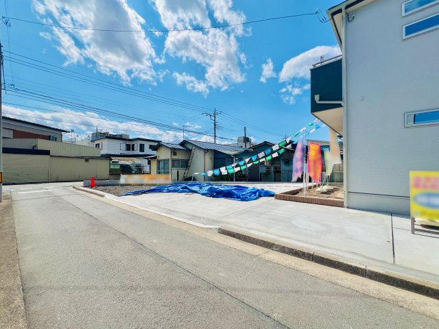 前橋市文京町1丁目の前面道路含む現地写真|閑静な住宅街で、駐車も焦らずできます♪