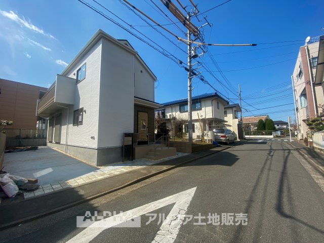 立川市幸町3丁目　新築戸建　全1棟の前面道路含む現地写真|角地の開放感と洗練された外観が魅力の新築戸建て。駐車2台可能な広々スペースで、快適なカーライフを実現。家族の新しい暮らしにぴったりな住まいです。