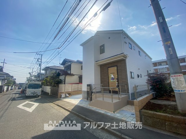 立川市幸町3丁目　新築戸建　全1棟の前面道路含む現地写真|前面道路7ｍ幅員の開放的な立地。地震の揺れを大幅に軽減するセーフティーダンパーを標準装備し、安全性も高めた住宅です。