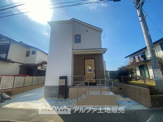 立川市幸町3丁目　新築戸建　全1棟の外観|青空の映える新築戸建て。開放感のある玄関アプローチが特徴で、ゆとりのある暮らしを演出。快適な新生活をここから。