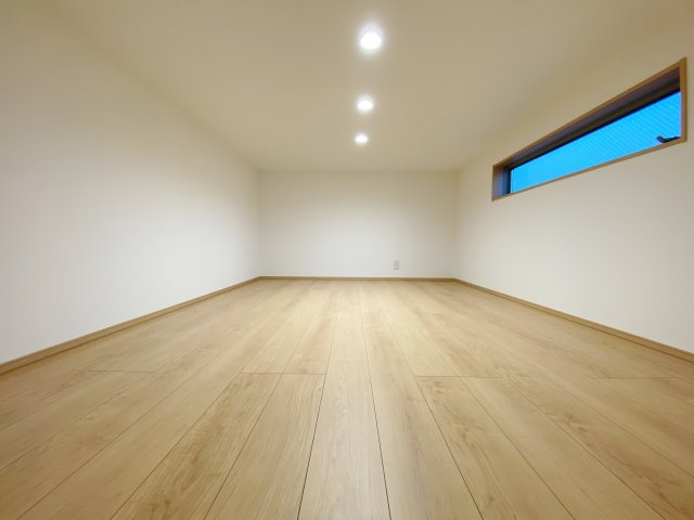 杉並区和泉1丁目 限定1棟の居間・リビング|建築中になりますがご内覧いただけます
ライフスタイルに合わせて、スライドウォールにてフレキシブルに仕切る事ができます
※スライドウォールを閉めた状態です