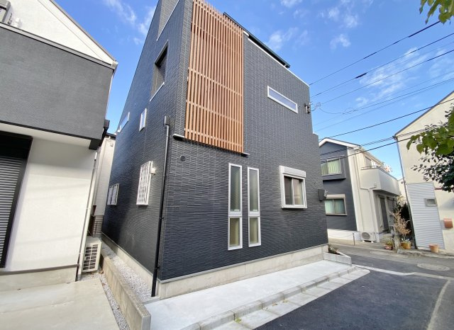 杉並区和泉1丁目 限定1棟の完成予想図|三面開口の明るく快適なリビング
一部、実用性と意匠性に優れたエコカラットを施工し空間を華やかに演出
足元には床暖房を設置しています