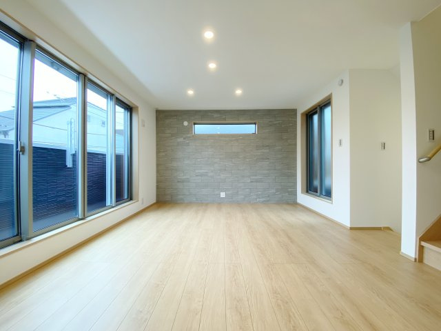 杉並区和泉1丁目 限定1棟の内観：施工例|キッチン背面の洋室はスライドウォールにてフレキシブルに仕切れます
ＬＤＫを拡張してダイニングスペースとしてもお使い頂けます
使い方は色々、趣味の部屋や書斎等としても便利な一間です
