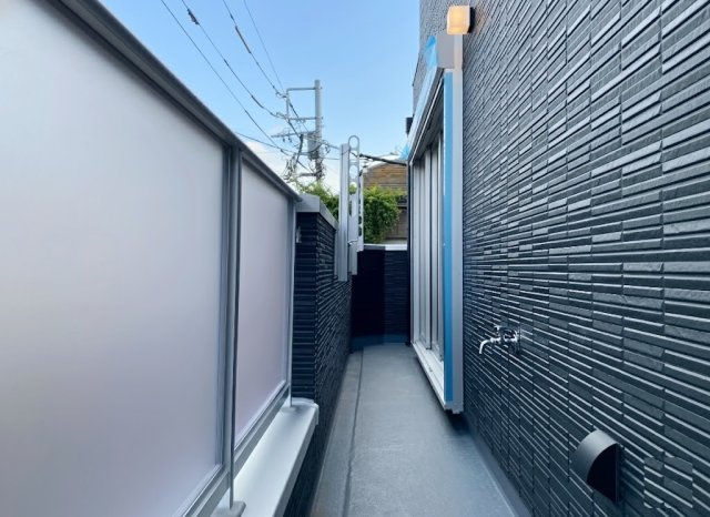 杉並区和泉1丁目 限定1棟の居間・リビング|ライフスタイルに合わせて、スライドウォールにてフレキシブルに仕切る事ができます
※スライドウォールを開放すると21帖のゆとりあるLDKになります