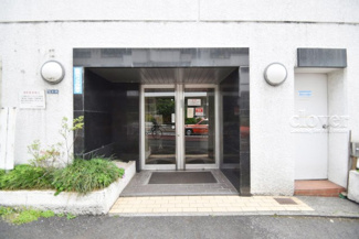 【エントランス】 | お客様を、そして住人を出迎えてくれるマンションのエントランス。ゴミが落ちていないことからも、管理状態の良さや住民の節度の高さが見て取れます。～即日のご見学可能～　お問合せはお気軽にどうぞ。
