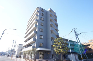 【外観】 | 8階建て鉄筋コンクリート造の角地に建つ建物です