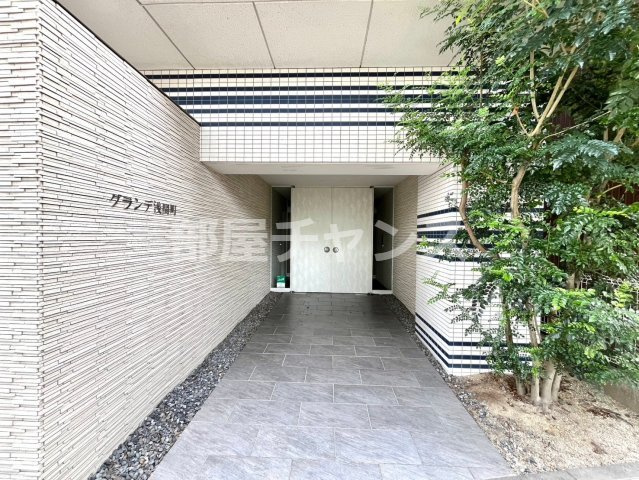 グランデ浅間町のエントランス