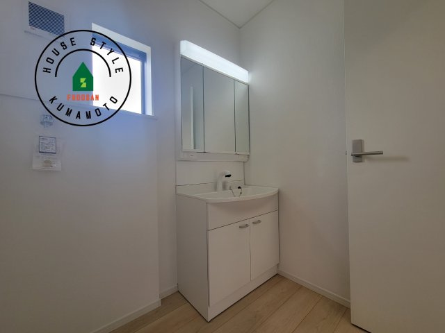 熊本市南区野田2丁目第1-3棟（1号棟）の独立洗面台|洗面所は小さなプライベートスペース。歯磨き、洗顔と毎日施す個人空間。