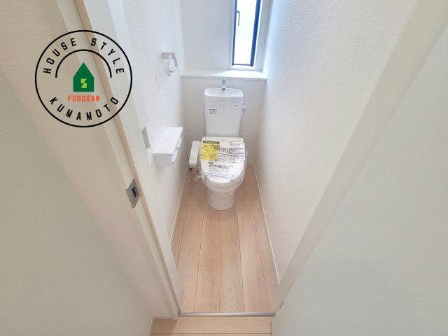 熊本市南区野田2丁目第1-3棟（1号棟）のトイレ|トイレ・ウォシュレット付。快適で衛生的な洗浄機能付温水シャワートイレです。収納や手すりもついてます。