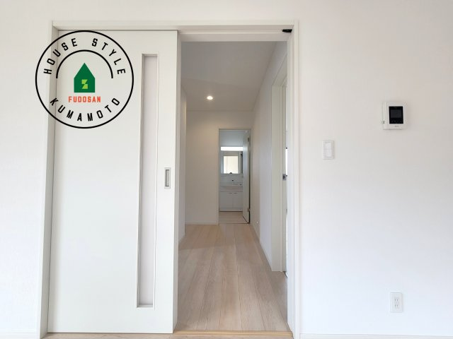熊本市南区野田2丁目第1-3棟（1号棟）の内装|平屋はワンフロアしかないため、部屋と部屋の距離が近くなります。 生活音の緩衝材として廊下を活用するのがおすすめです。