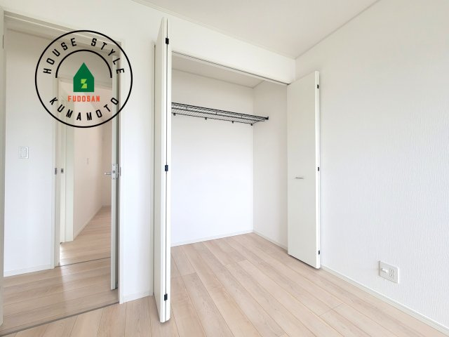 熊本市南区野田2丁目第1-3棟（1号棟）の収納|【WIC（ウォークインクローゼット）】 たくさんの洋服をかけてもシワになりにくいウォークインクローゼット。洋服以外にも、普段使わない家電やスーツケース、ストック品など何でも片付く嬉しい空間です。