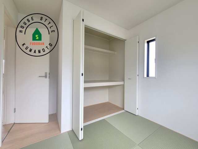 熊本市南区野田2丁目第1-3棟（1号棟）の収納|壁面クローゼットのメリットは、衣類が横一列に並ぶためひと目で洋服が選びやすいこと。衣類をたくさんお持ちの方も、限られたスペース内に無理なく収納することができます。