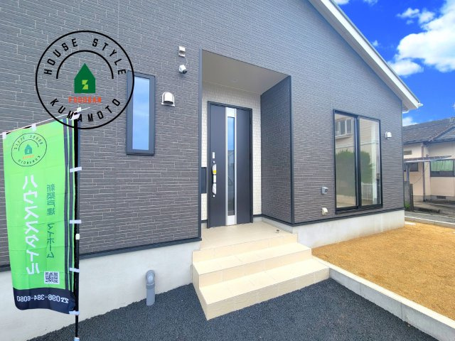 熊本市南区野田2丁目第1-3棟（1号棟）の玄関|地盤調査済 / 玄関へ向かうまでのアプローチに漂う上質が期待感をもたせます。玄関は建物の顔。落着きを醸し出した自己主張が心に訴えてきます。