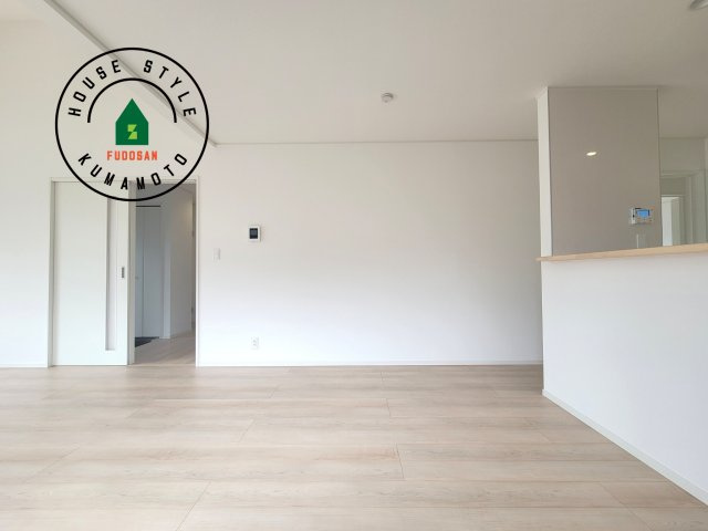 熊本市南区野田2丁目第1-3棟（1号棟）の居間・リビング|明るく開放的なリビングダイニングは豊かな陽光が注ぎ込み、やすらぎの空間を演出してくれます。ご家族で楽しいひとときをお過ごし下さい。※家具はCGを合成したものです。