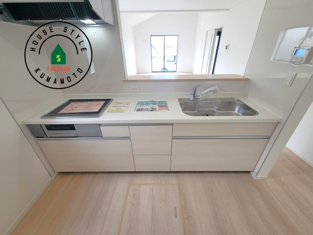 熊本市南区野田2丁目第1-3棟（1号棟）のキッチン|忙しい朝でも家族揃って食事をしたいゆとりあるダイニングスペース。