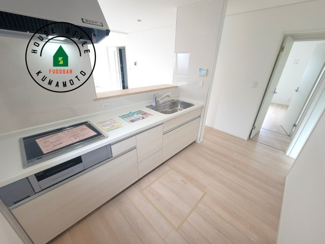 熊本市南区野田2丁目第1-3棟（1号棟）のキッチン|カウンターキッチンなら、リビングで遊ぶ子供の様子を見ながら料理ができるので安心です。料理を運んでもらったり、子供にお手伝いしてもらいやすいのもいいですね。