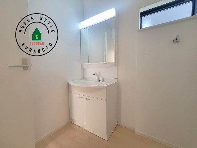 熊本市南区野田2丁目第1-3棟（2号棟）の独立洗面台|洗面所は小さなプライベートスペース。歯磨き、洗顔と毎日施す個人空間。