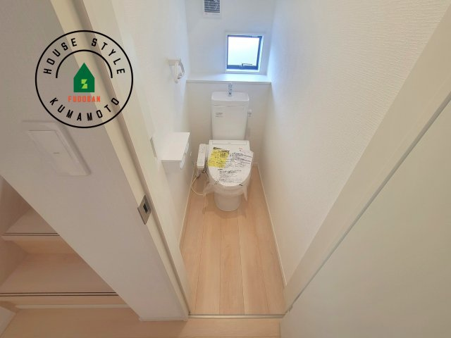 熊本市南区野田2丁目第1-3棟（2号棟）のトイレ|トイレ・ウォシュレット付。快適で衛生的な洗浄機能付温水シャワートイレです。収納や手すりもついてます。