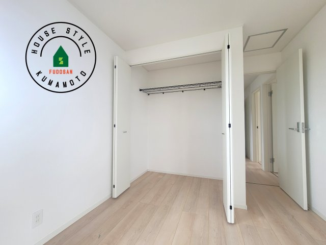 熊本市南区野田2丁目第1-3棟（2号棟）の収納|【WIC（ウォークインクローゼット）】 たくさんの洋服をかけてもシワになりにくいウォークインクローゼット。洋服以外にも、普段使わない家電やスーツケース、ストック品など何でも片付く嬉しい空間です。