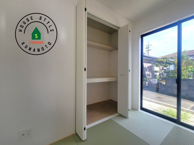 熊本市南区野田2丁目第1-3棟（2号棟）の洋室|壁面クローゼットのメリットは、衣類が横一列に並ぶためひと目で洋服が選びやすいこと。衣類をたくさんお持ちの方も、限られたスペース内に無理なく収納することができます。