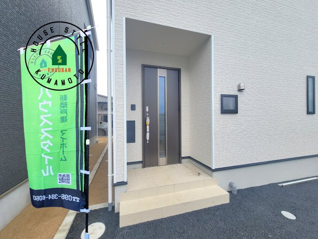 熊本市南区野田2丁目第1-3棟（2号棟）の玄関|地盤調査済 / 玄関へ向かうまでのアプローチに漂う上質が期待感をもたせます。玄関は建物の顔。落着きを醸し出した自己主張が心に訴えてきます。