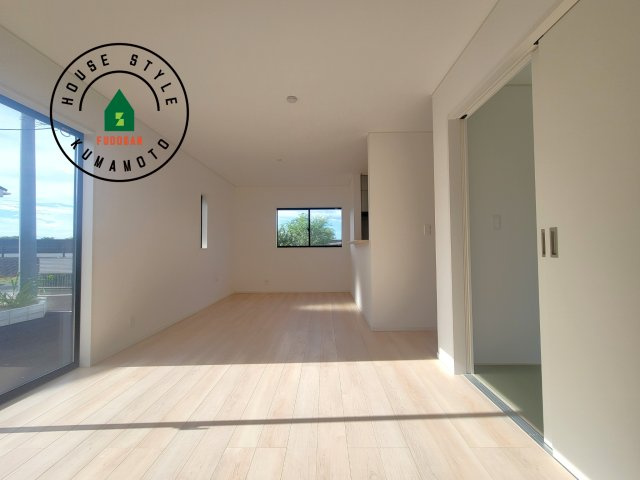 熊本市南区野田2丁目第1-3棟（2号棟）の居間・リビング|明るく開放的なリビングダイニングは豊かな陽光が注ぎ込み、やすらぎの空間を演出してくれます。ご家族で楽しいひとときをお過ごし下さい。※家具はCGを合成したものです。