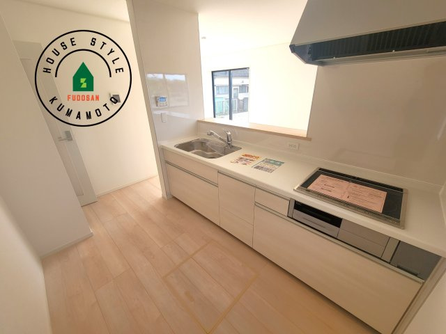 熊本市南区野田2丁目第1-3棟（2号棟）のキッチン|カウンターキッチンなら、リビングで遊ぶ子供の様子を見ながら料理ができるので安心です。料理を運んでもらったり、子供にお手伝いしてもらいやすいのもいいですね。