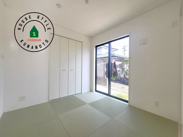熊本市南区野田2丁目第1-3棟（2号棟）の和室|和室を上手に活用すると暮らし方の幅が広がります。例えば普段は開け放して、子供の小さいうちはお昼寝や遊びのスペースに。畳はソフトなので転んでもケガをしにくく安心です