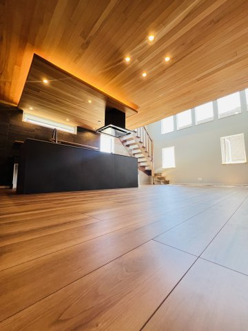 海と山と。自然の中で暮らす家in逗子久木の居間・リビング|照明の暖色の光が室内の木目をやさしく照らします。