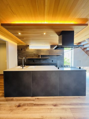 海と山と。自然の中で暮らす家in逗子久木のキッチン|凛とした佇まいと実用性を兼ね備えたアイランドキッチン