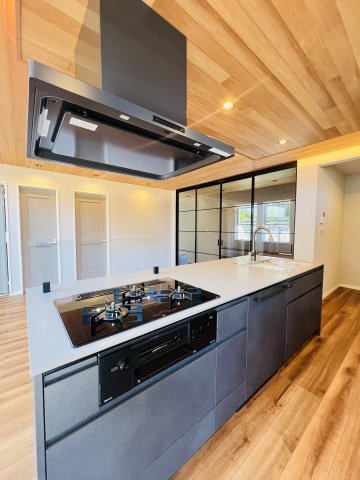 海と山と。自然の中で暮らす家in逗子久木のキッチン|ボッシュ製の食洗機を標準装備