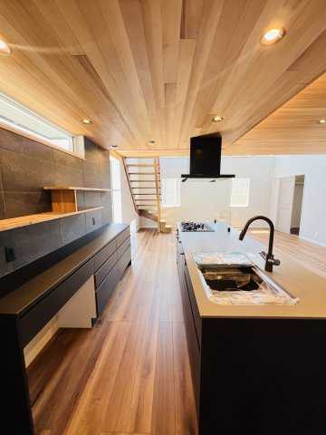 海と山と。自然の中で暮らす家in逗子久木のキッチン|同じデザインのカップボード付き