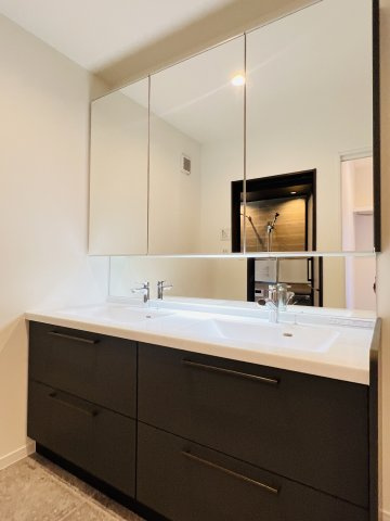 海と山と。自然の中で暮らす家in逗子久木の独立洗面台|2ボウルの洗面台は、忙しい朝の時間に◎