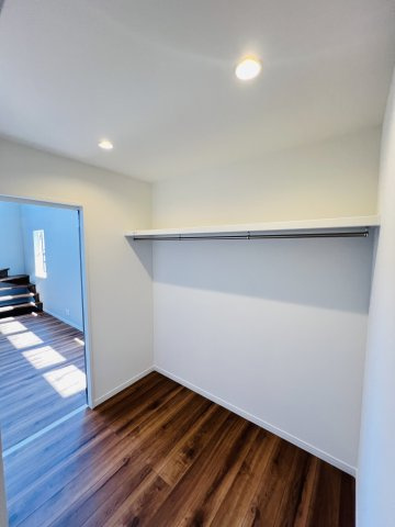 海と山と。自然の中で暮らす家in逗子久木の収納|リビングと脱衣所を繋ぐファミリークローゼット