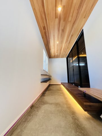 海と山と。自然の中で暮らす家in逗子久木の玄関|広々とした土間には、ベビーカーや自転車をそのまま置けるスペースを確保。