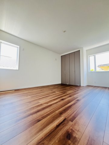 海と山と。自然の中で暮らす家in逗子久木の洋室|日が入る明るいプライベート空間