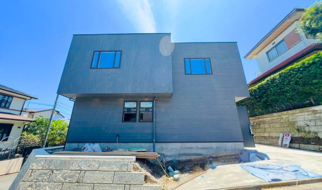 海と山と。自然の中で暮らす家in逗子久木の外観|逗子・久木エリアに、贅沢な一邸が遂に誕生しました。
整った景観に馴染む、自然素材とモダン美を極めた邸宅。