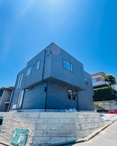 海と山と。自然の中で暮らす家in逗子久木の外観|杉板張りの外壁は、時を重ねるごとに味わい深さが増してきます。