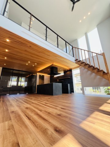 海と山と。自然の中で暮らす家in逗子久木の居間・リビング|開放的な天井高と開口部がつくる、ゆとりあるリビング。