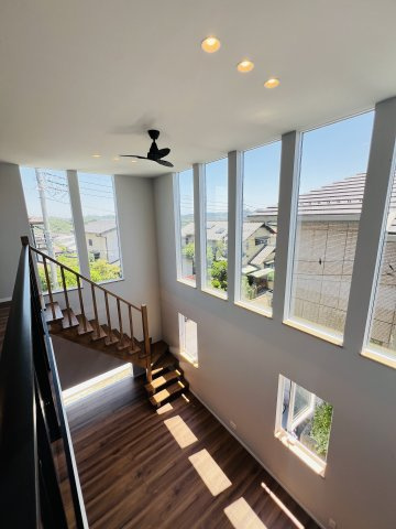 海と山と。自然の中で暮らす家in逗子久木の居間・リビング|室内にいながらも、自然の豊かさを静謐さを感じるリトリート住まい。