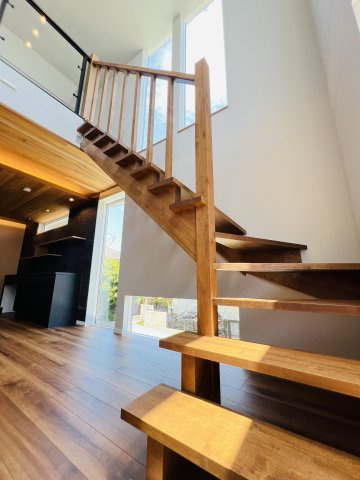 海と山と。自然の中で暮らす家in逗子久木の内装|スケルトンのリビングイン階段はお部屋のアクセントと抜け感を演出。