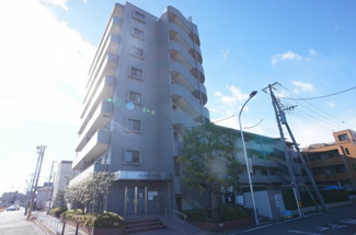 【外観】 | 8階建て鉄筋コンクリート造の角地に建つ建物です
