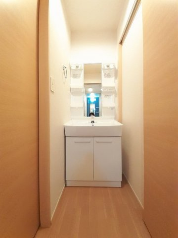 ハッピーフィールドつばき館の洗面所|明るい洗面所です