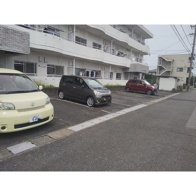 パークサイド蝉丸の駐車場