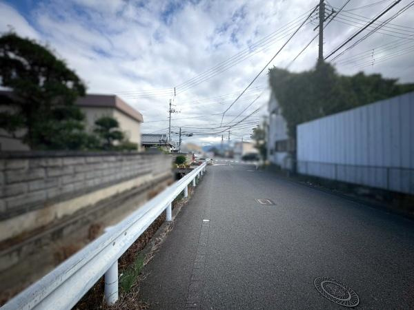 岩出市山　中古戸建の前面道路含む現地写真