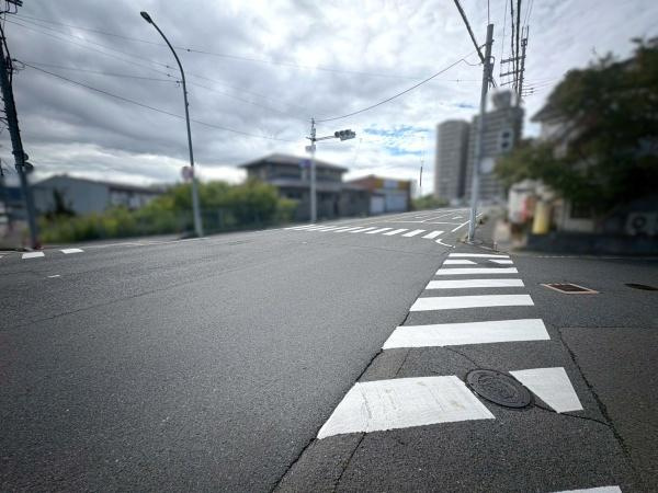 岩出市山　中古戸建の前面道路含む現地写真