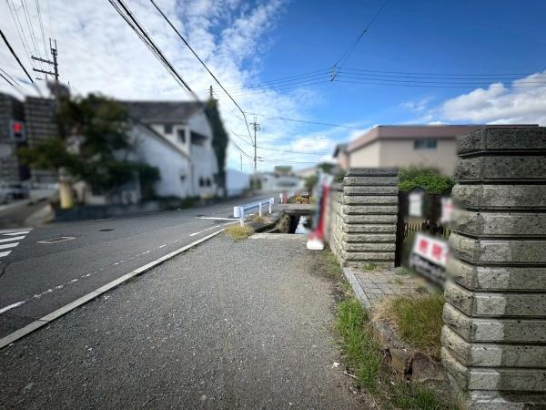 岩出市山　中古戸建の前面道路含む現地写真