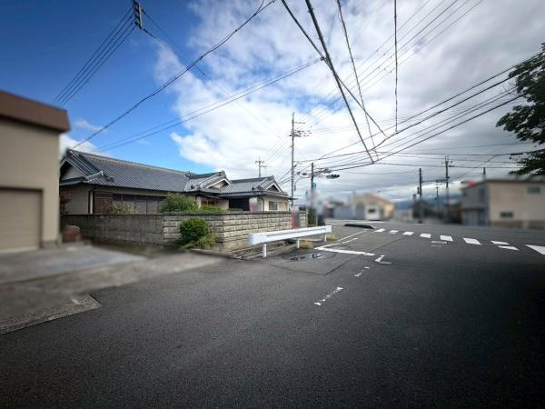 岩出市山　中古戸建の前面道路含む現地写真