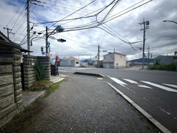 岩出市山　中古戸建の前面道路含む現地写真